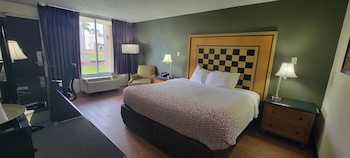 Standard Room, 1 King Bed, Non Smoking, Courtyard View