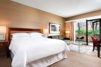 Room, 1 King Bed, Pool View (Balcony)