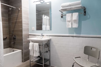 Deluxe Room, 1 Queen Bed, Accessible