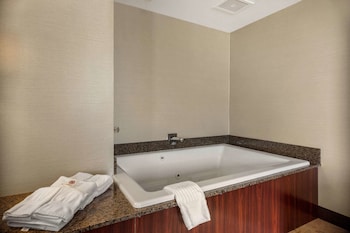 Suite, 1 King Bed with Sofa bed, Non Smoking, Jetted Tub