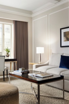 Suite, 1 King Bed (Madison)