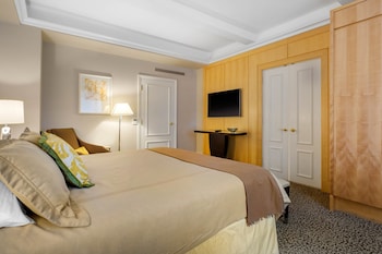 Suite, 1 King Bed, Accessible (Madison Suite)
