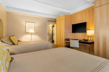 Premier Room, 2 Double Beds, City View (Accesible)