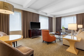Suite, 1 King Bed, Accessible (Madison Suite)