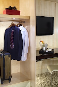 Suite, 1 King Bed (Cathedral)