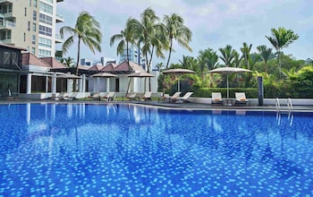 Club Room, 1 King Bed, Poolside