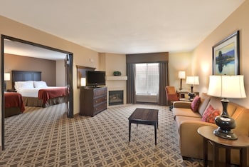 Suite, 2 Queen Beds, Roll-in Shower (Mobility Accessible)