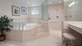 Suite, 1 Queen Bed, Accessible, Jetted Tub