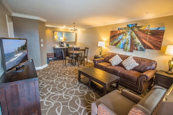 Suite, 1 King Bed, Non Smoking, Refrigerator & Microwave