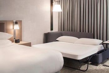 Deluxe Suite, 1 Bedroom (Mobility/Hearing Access, Roll-in Shwr)