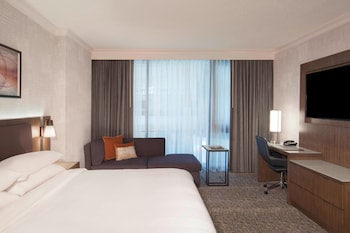 Club Room, 1 King Bed (Mobility Accessible, Roll-in Shower)