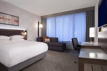 Club Room, 1 King Bed (Mobility Accessible, Roll-in Shower)