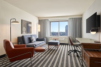 Suite, 1 Bedroom, Hearing Accessible (Roll-in Shower, High Floor)