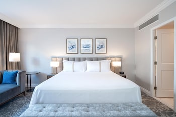 Grand Suite, 1 King Bed with Sofa bed (Sofa bed, Wet Bar)