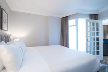 Executive Suite, 1 King Bed with Sofa bed (Sofa bed, Wet Bar)