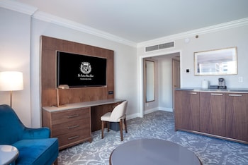 Executive Suite, 1 King Bed with Sofa bed (Sofa bed, Wet Bar)