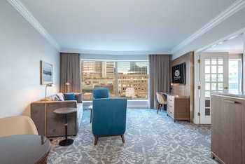 Grand Suite, 1 King Bed with Sofa bed (Sofa bed, Wet Bar)