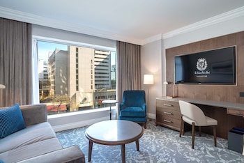 Executive Suite, 1 King Bed with Sofa bed (Sofa bed, Wet Bar)