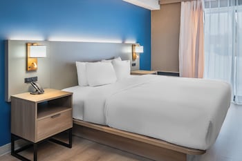 1 King Bed, Non Smoking, Upper Floor