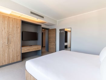 Suite, 1 King Bed, Sea View