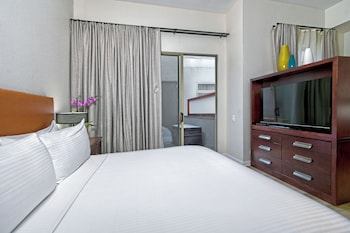 Executive Suite, 1 King Bed with Sofa bed, Patio (Executive Suite-King & pullout sofa)