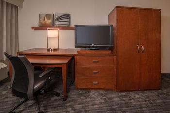 Suite, 1 King Bed with Sofa bed, Accessible (Mobility/Hearing Tub One Bedroom)