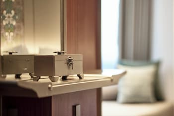 Room, 2 Twin Beds, City View