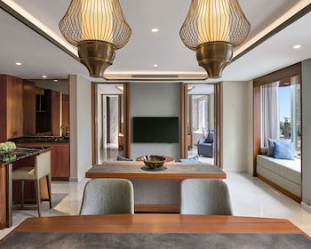 Suite (Capital, Bundaran View)