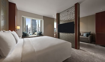 Family Room (1 King Bed, with Bundaran View)