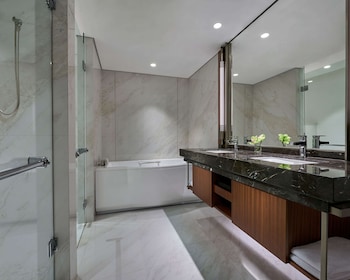 Room, 2 Twin Beds, City View