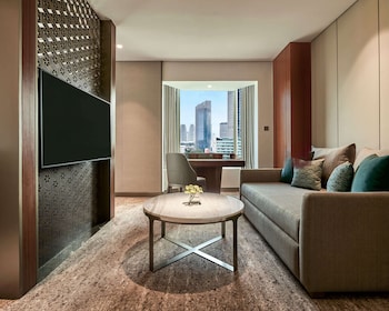 Family Room (1 King Bed, with Bundaran View)