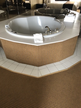 Room, 1 King Bed, Non Smoking, Jetted Tub (Ground Level)