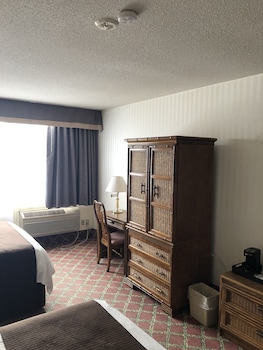Room, 2 Queen Beds, Non Smoking, Ground Floor