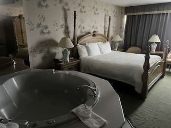 Room, 1 King Bed, Non Smoking, Jetted Tub (Ground Level)