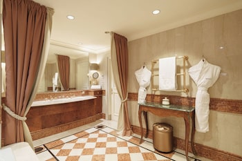 Suite, Connecting Rooms