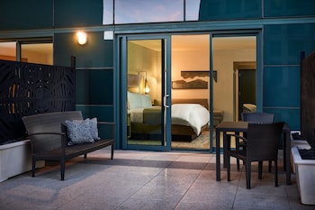 Premium Room, 1 King Bed, Patio (City View)
