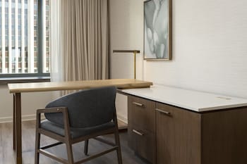 Luxury Suite, 1 King Bed, Mountain View
