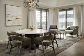Luxury Suite, 1 King Bed, Mountain View