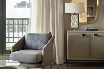 Luxury Suite, 1 King Bed, Mountain View