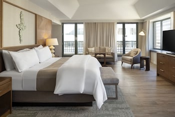 Luxury Suite, 1 King Bed, Mountain View
