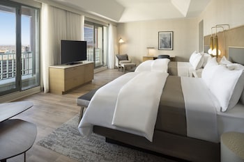 Luxury Suite, 2 Queen Beds, Mountain View