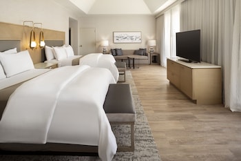 Luxury Suite, 2 Queen Beds, Mountain View