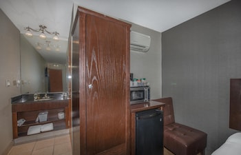 Basic Double Room (Coast Limited Two Doubles) Interior Window Room