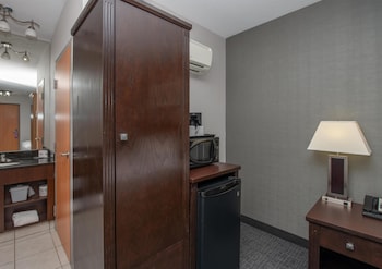 Basic Single Room (Coast Limited Queen)  Interior Window Room