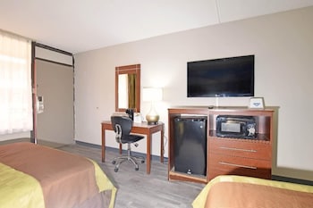Room, 2 Double Beds, Pool View, Courtyard Area (NonSmoking)