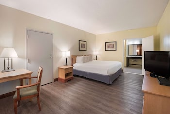 Standard Room, 1 King Bed, Accessible, Bathtub