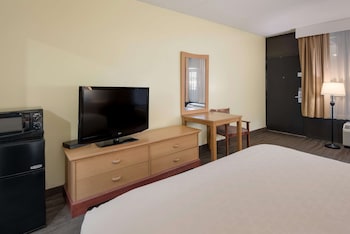 Standard Room, 1 King Bed, Accessible, Bathtub
