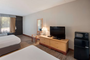 Standard Room, 2 Queen Beds, Non Smoking, Refrigerator & Microwave (Pet Friendly)