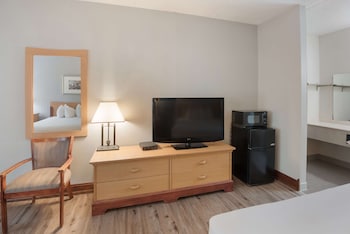 Standard Room, 2 Queen Beds, Non Smoking, Refrigerator & Microwave (Pet Friendly)