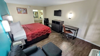 Standard Room, 1 King Bed, Smoking, Ground Floor